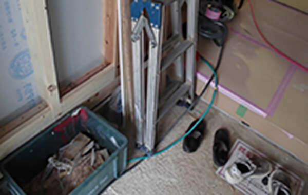 雑然としている玄関内部