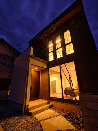 ～外観写真の夜間撮影を行いました～