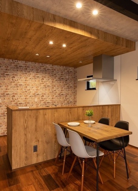 化粧梁とレンガ調がアクセントの大人ヴィンテージスタイル