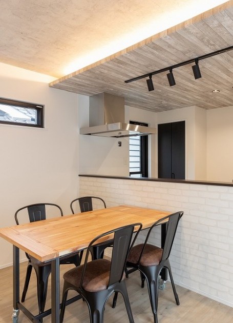 グレーの内装が落ち着くテラスでおうち時間を楽しむお家