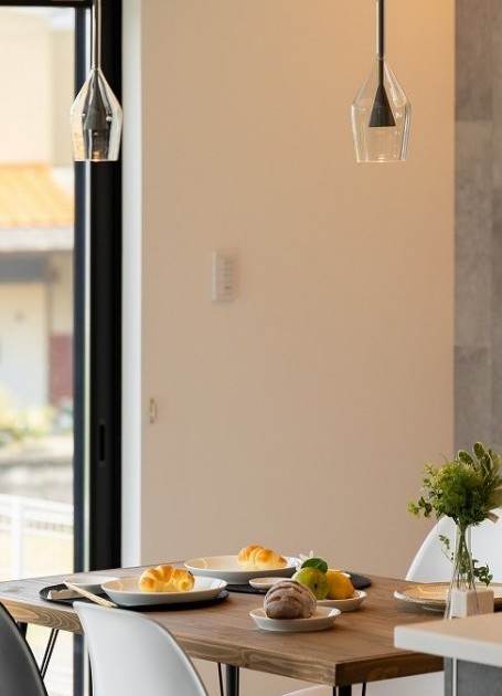 ペニンシュラ型キッチンが魅力的！ホテルライクな外観が光るお家