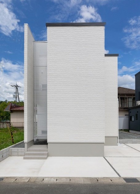 ルーバーで目隠しできる壁面収納が可愛いスタイリッシュなお家