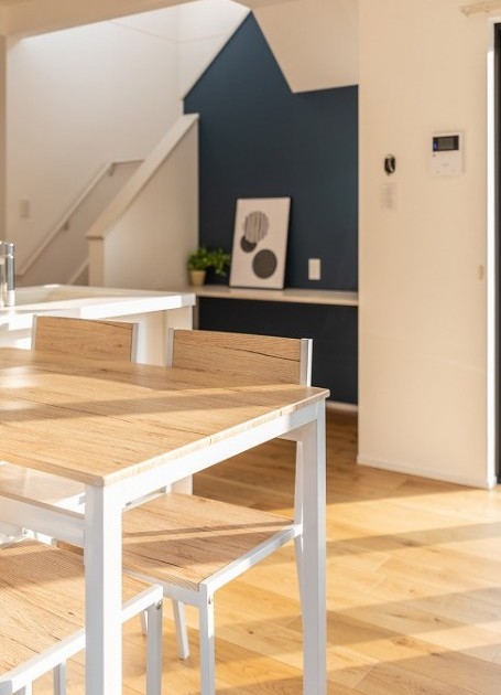 白い木目と明るいブルーが目を引くカリフォルニアモダンスタイル