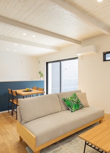 黒サッシがアクセントの収納量に特化した家事ラク動線のおうち