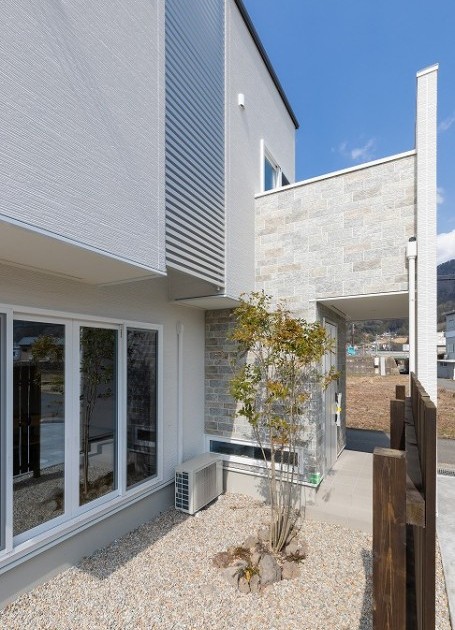 お庭とバルコニー付きのシャープなデザインのお家