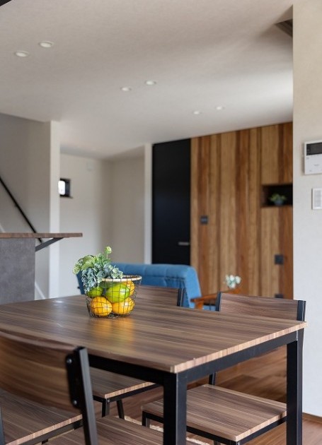 アカシアと黒の調和かっこいいクールモダンハウス