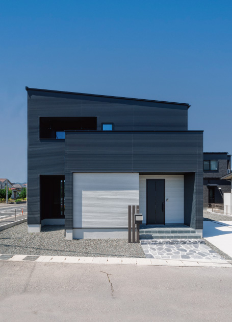 黒と木目の落ち着いた内装と全館空調で全室快適なお家