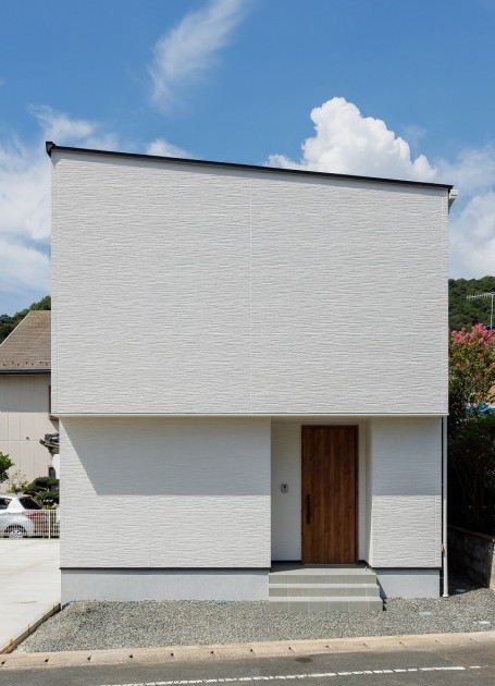 ホワイトを基調とした明るいシンプルモダンハウス