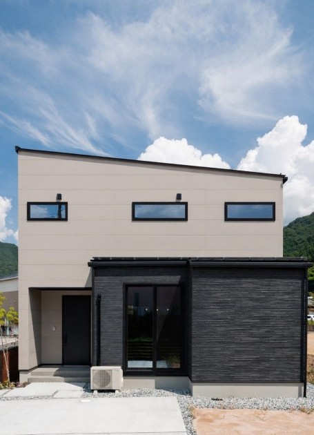 飽きの来ないツートンカラーのシンプルモダンなお家