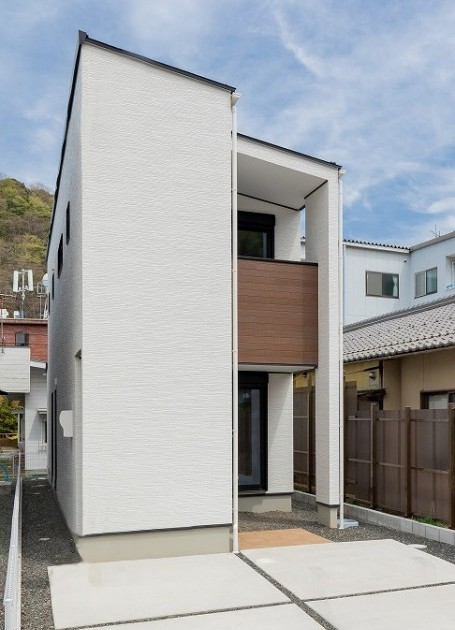 吹抜空間で採光ばっちり！飽きがこないシンプルモダンハウス