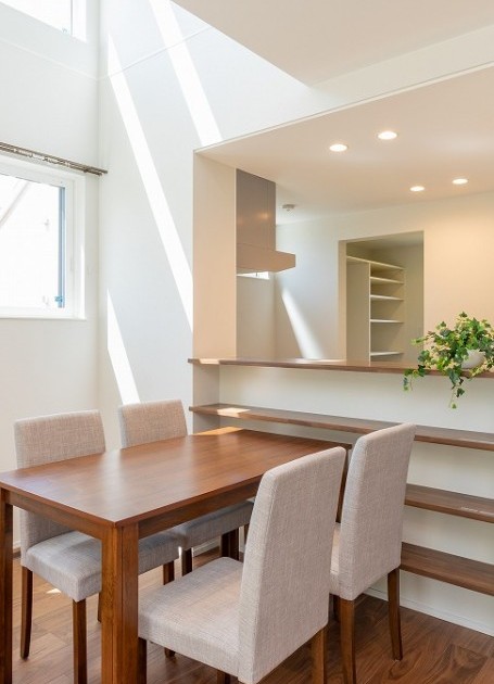 ブラックウォルナットが落ち着く空間をつくりだすモダンハウス