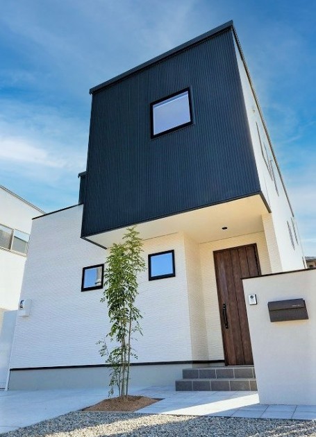 ホワイトのオーク材が可愛らしい開放感のあるスタイリッシュなお家