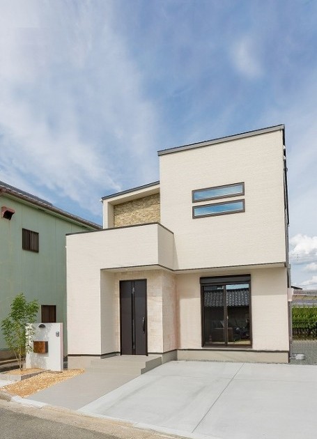 ニッチや表情豊かな天然石がアクセントのかわいいお家