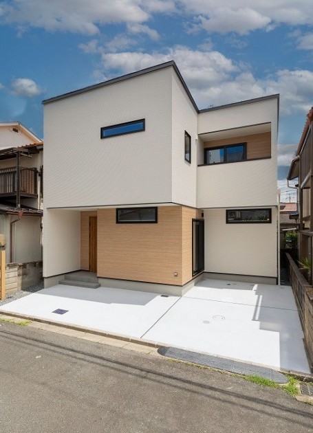 気持ちのいい真っ白な外観に木目をアクセントとしたナチュラルモダンハウス