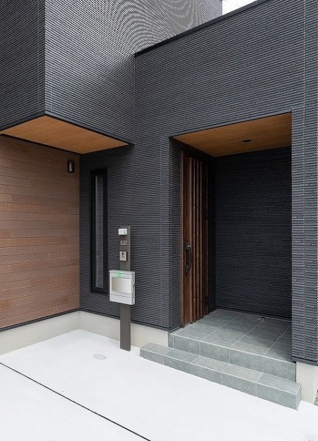 ブラック×ウッドの大人かっこいい外観でシンプルモダンなお家