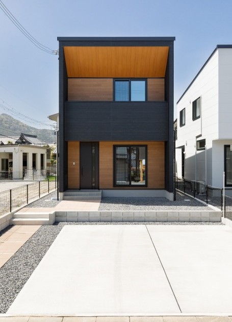 黒×木目のかっこいい外観と、コンパクトなのに開放感のある内装のお家